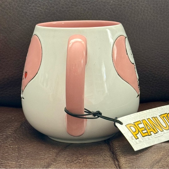 Peanuts Charlie Brown & Snoopy Hugging in Pink Heart Tear Drop Style Ceramic Mug - Picture 3 of 7